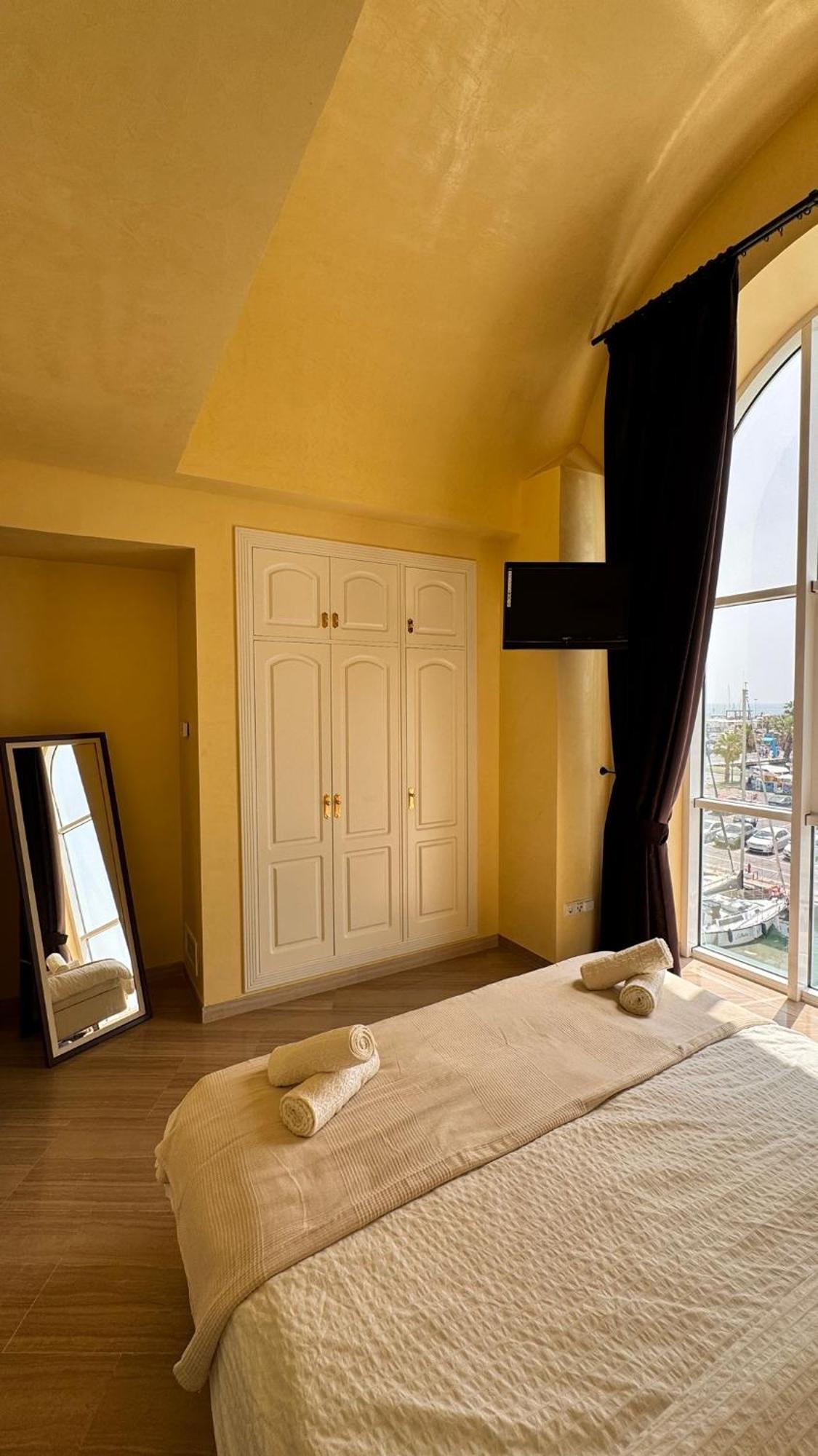 Lujoso Atico Duplex En Puerto Marina Lejlighed *